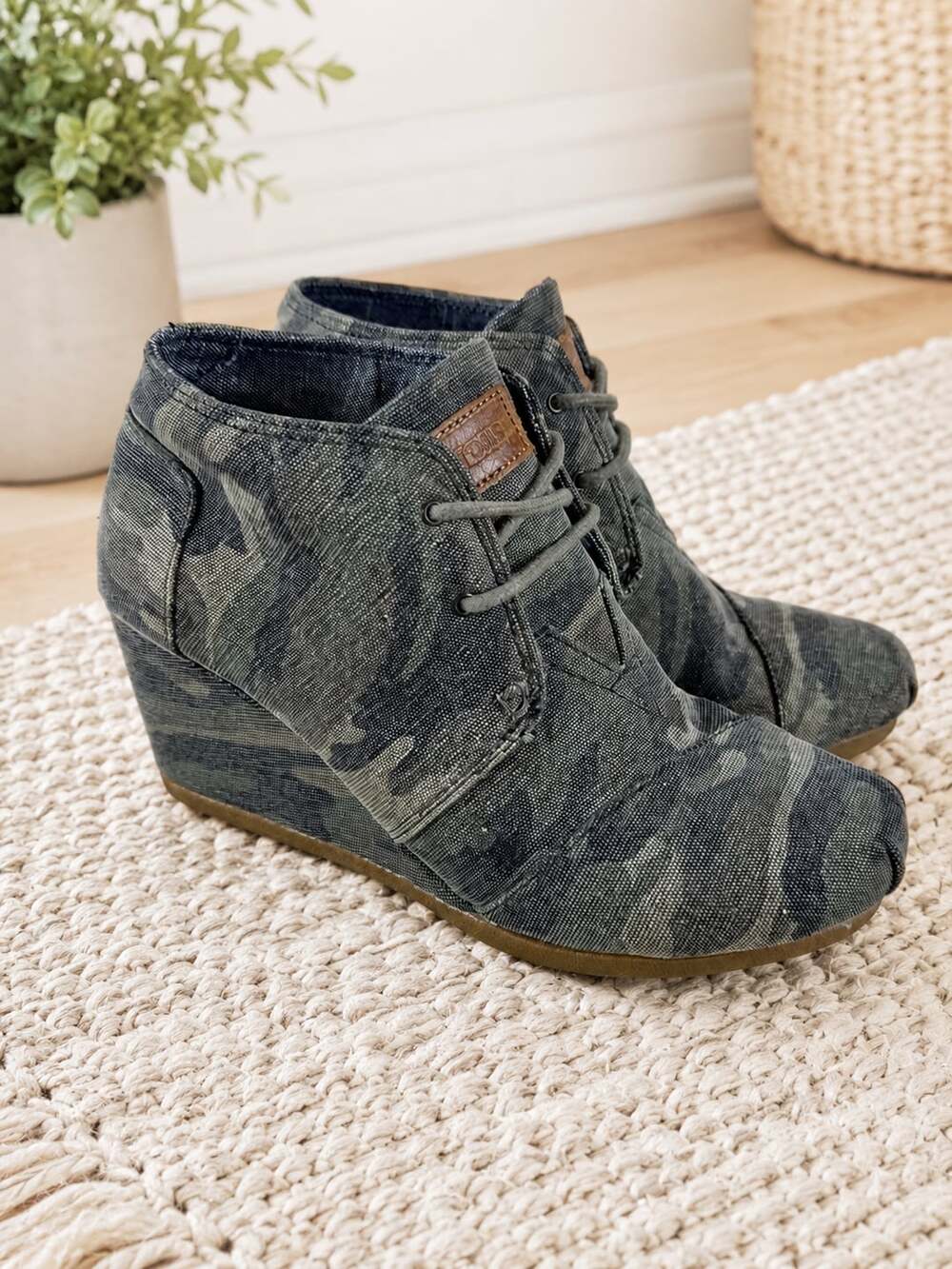 TOMS Washed Camo Canvas Desert Wedge Booties Lace Up Shoes Women’s 6.5 Gray